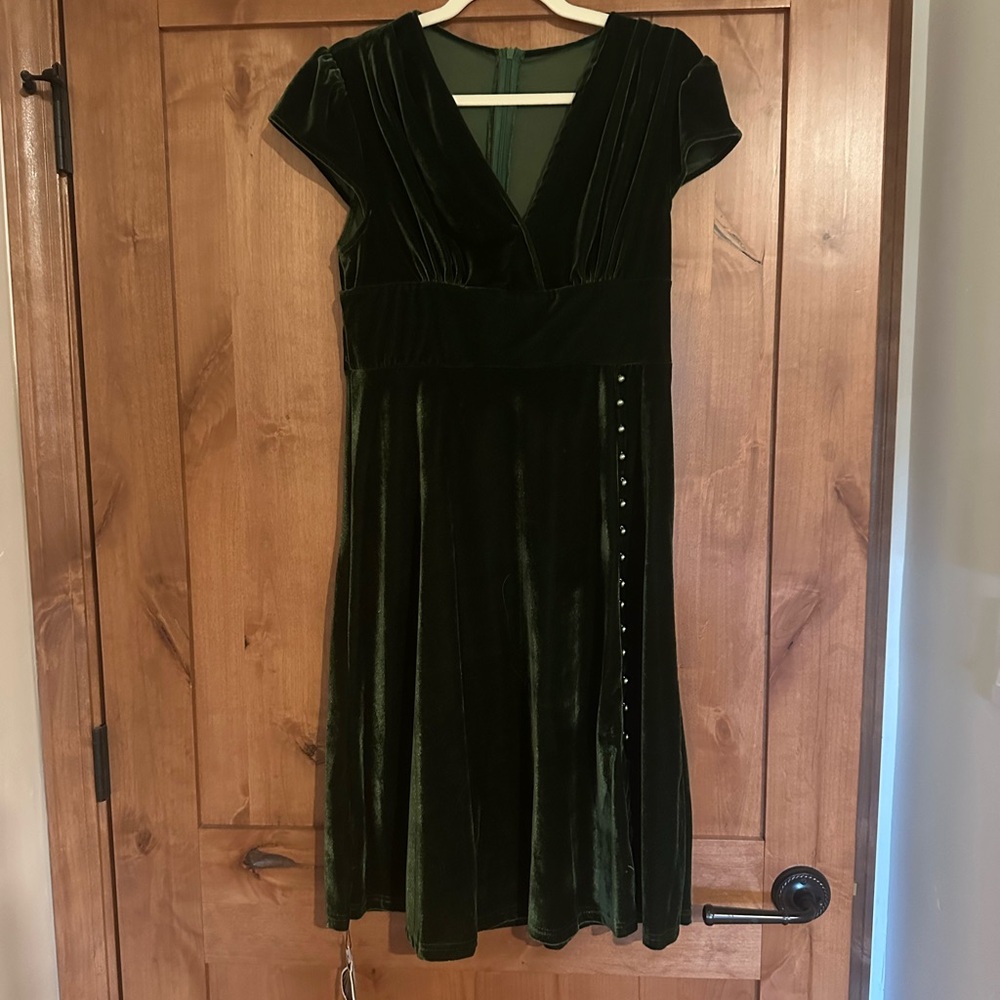 Emerald green velvet feel dress. Retro-stage - Picture 2 of 5